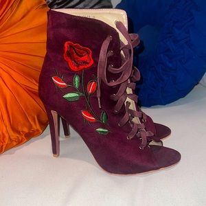 Embroidered peep toe lace up booty 🌹